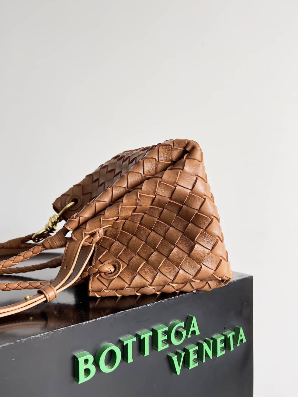Replica Bottega Veneta Small Leather Parachute Shoulder Bag_1_155762 Replica Bottega Veneta Small Leather Parachute Shoulder Bag