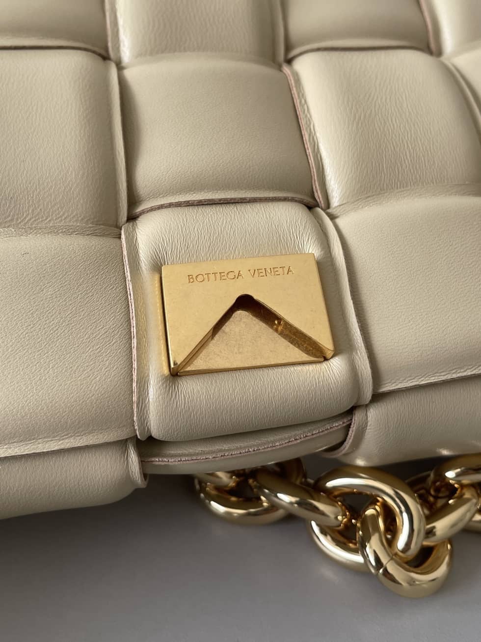 Replica Bottega Veneta Lambskin Maxi Intreccio Padded Chain Cassette Crossbody Bag_4_156338 Replica Bottega Veneta Lambskin Maxi Intreccio Padded Chain Cassette Crossbody Bag