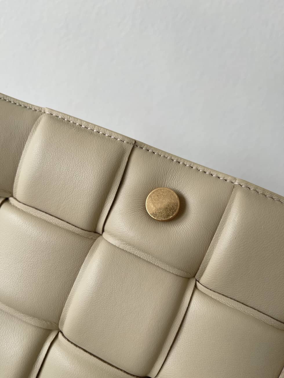 Replica Bottega Veneta Lambskin Maxi Intreccio Padded Chain Cassette Crossbody Bag_5_156338 Replica Bottega Veneta Lambskin Maxi Intreccio Padded Chain Cassette Crossbody Bag