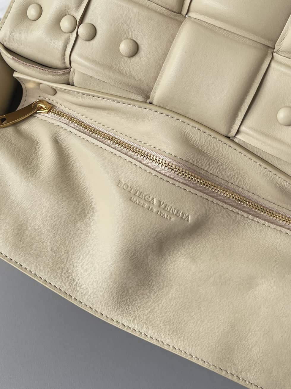 Replica Bottega Veneta Lambskin Maxi Intreccio Padded Chain Cassette Crossbody Bag_7_156338 Replica Bottega Veneta Lambskin Maxi Intreccio Padded Chain Cassette Crossbody Bag