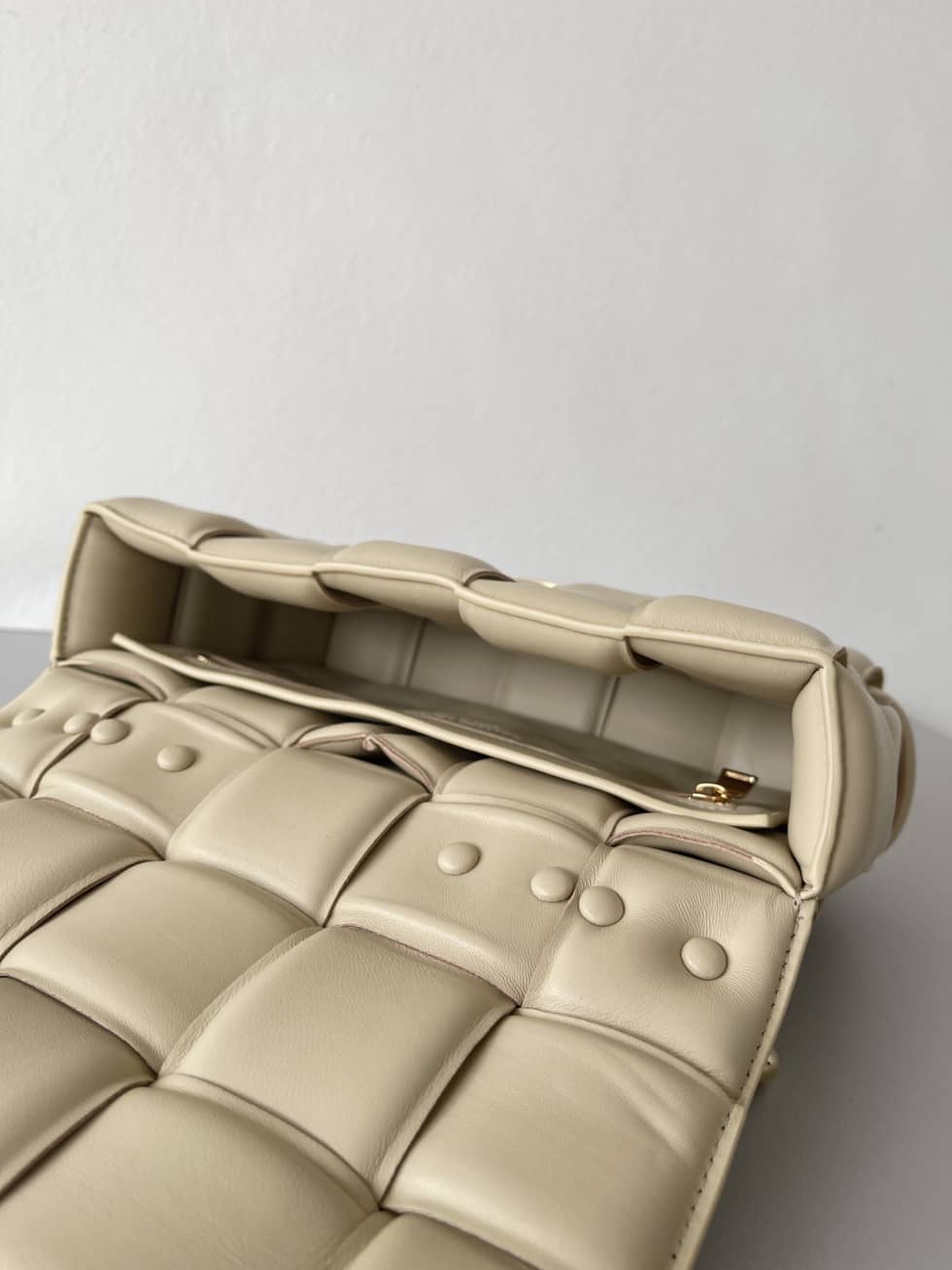 Replica Bottega Veneta Lambskin Maxi Intreccio Padded Chain Cassette Crossbody Bag_8_156338 Replica Bottega Veneta Lambskin Maxi Intreccio Padded Chain Cassette Crossbody Bag