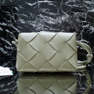 Replica Bottega Veneta Lambskin Maxi Intrecciato Cassette Camera Bag