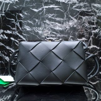 Replica Bottega Veneta Lambskin Maxi Intrecciato Cassette Camera Bag