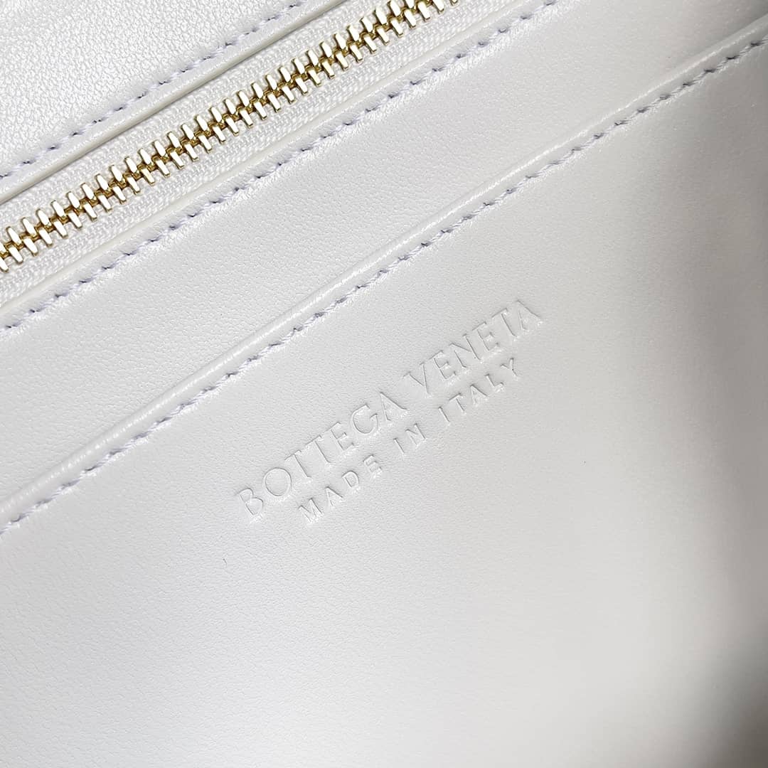 Replica Bottega Veneta Intrecciato Andiamo Small East/West Bag_3_153304 Replica Bottega Veneta Intrecciato Andiamo Small East/West Bag