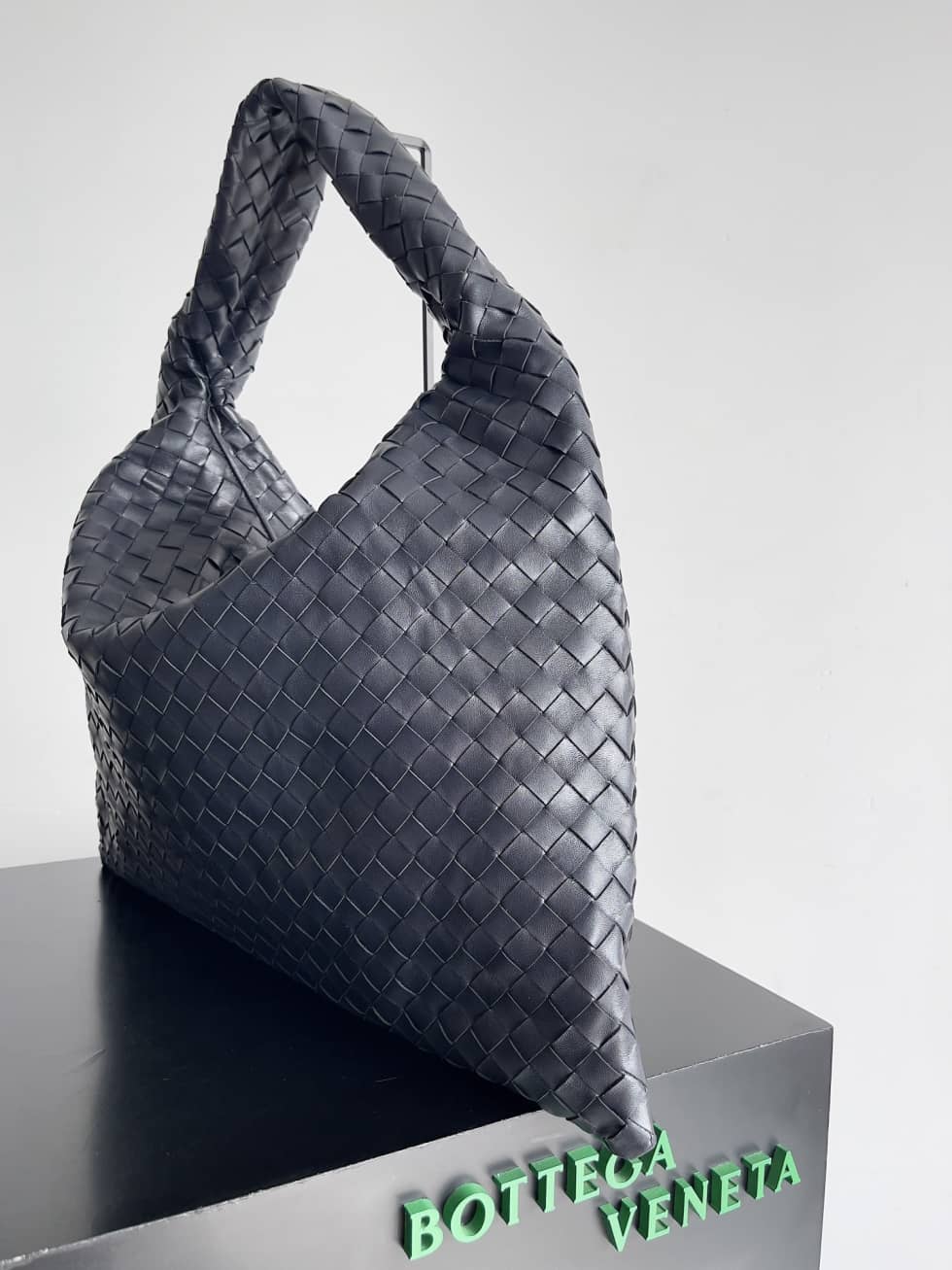 Replica Bottega Veneta Hop Intrecciato leather Medium Hobo bag_1_153904 Replica Bottega Veneta Hop Intrecciato leather Medium Hobo bag